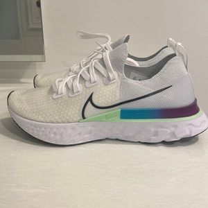 Nike flyknit React. Size 9.5. Never worn. White.
